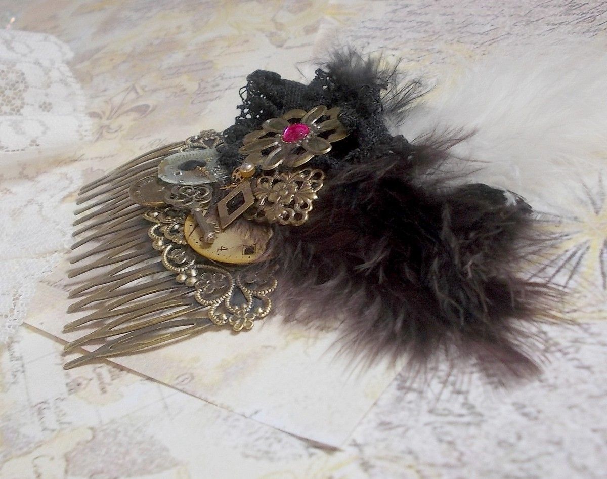 Curiosidade Pente de cabelo Time criado com renda preta, vários acessórios, encantos dourados, prateados e bronze com penas pretas, castanhas e brancas