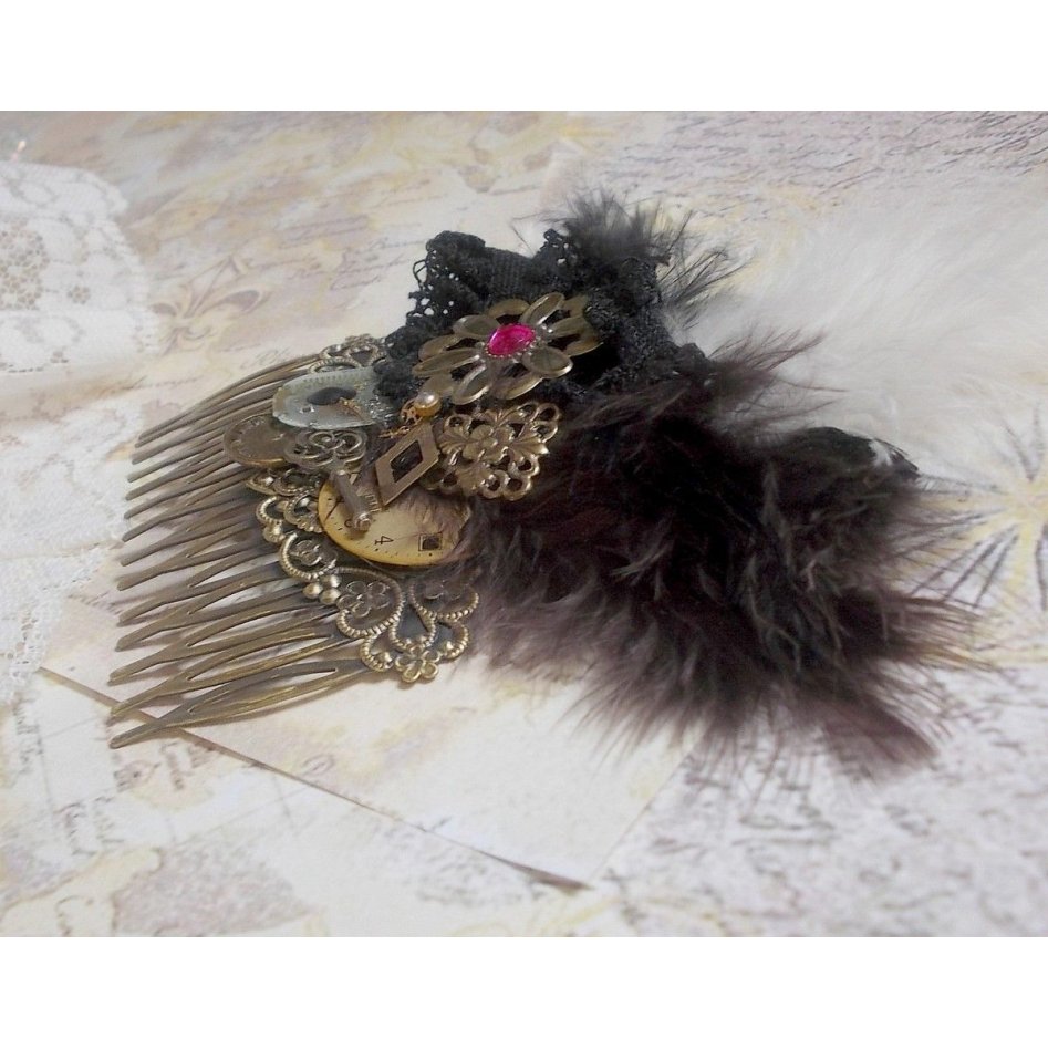 Curiosidade Pente de cabelo Time criado com renda preta, vários acessórios, encantos dourados, prateados e bronze com penas pretas, castanhas e brancas