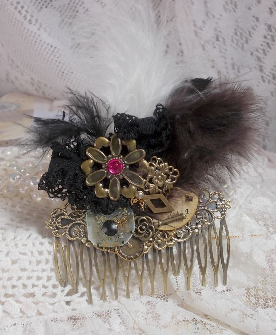 Curiosidade Pente de cabelo Time criado com renda preta, vários acessórios, encantos dourados, prateados e bronze com penas pretas, castanhas e brancas