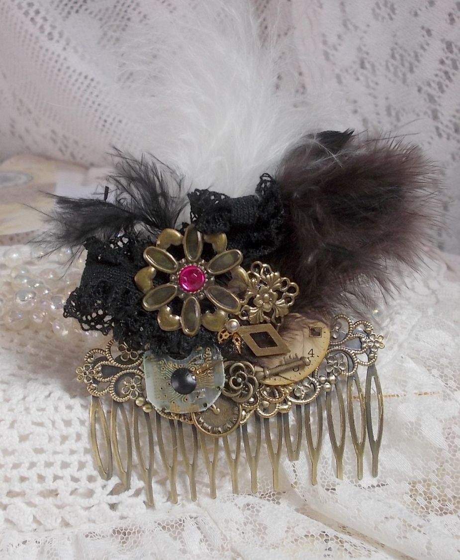 Curiosidade Pente de cabelo Time criado com renda preta, vários acessórios, encantos dourados, prateados e bronze com penas pretas, castanhas e brancas
