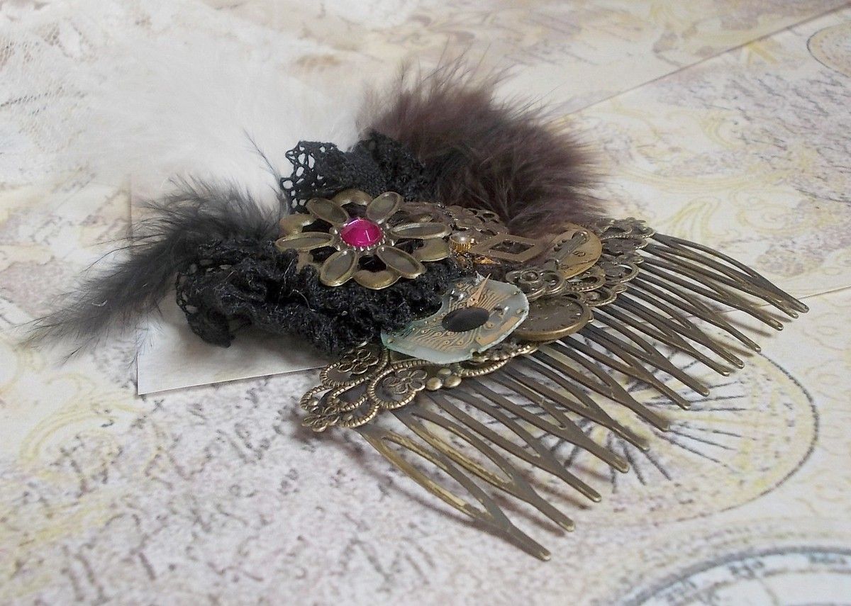 Curiosidade Pente de cabelo Time criado com renda preta, vários acessórios, encantos dourados, prateados e bronze com penas pretas, castanhas e brancas