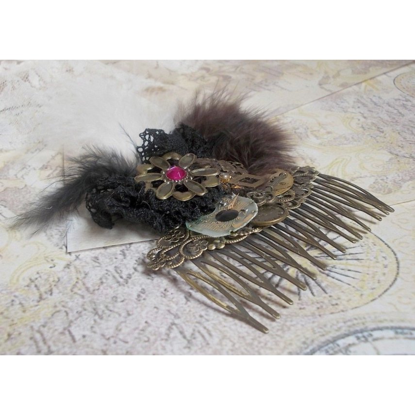 Curiosidade Pente de cabelo Time criado com renda preta, vários acessórios, encantos dourados, prateados e bronze com penas pretas, castanhas e brancas