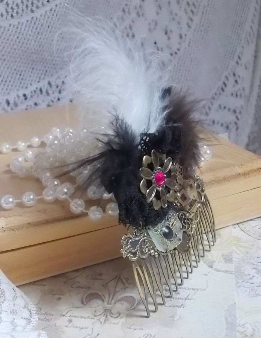 Curiosidade Pente de cabelo Time criado com renda preta, vários acessórios, encantos dourados, prateados e bronze com penas pretas, castanhas e brancas