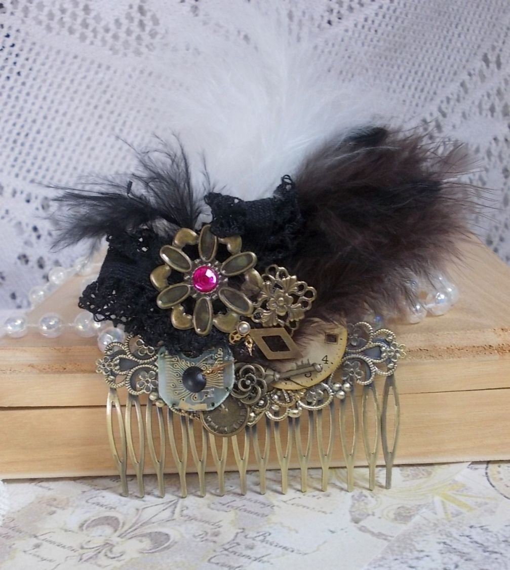 Curiosidade Pente de cabelo Time criado com renda preta, vários acessórios, encantos dourados, prateados e bronze com penas pretas, castanhas e brancas