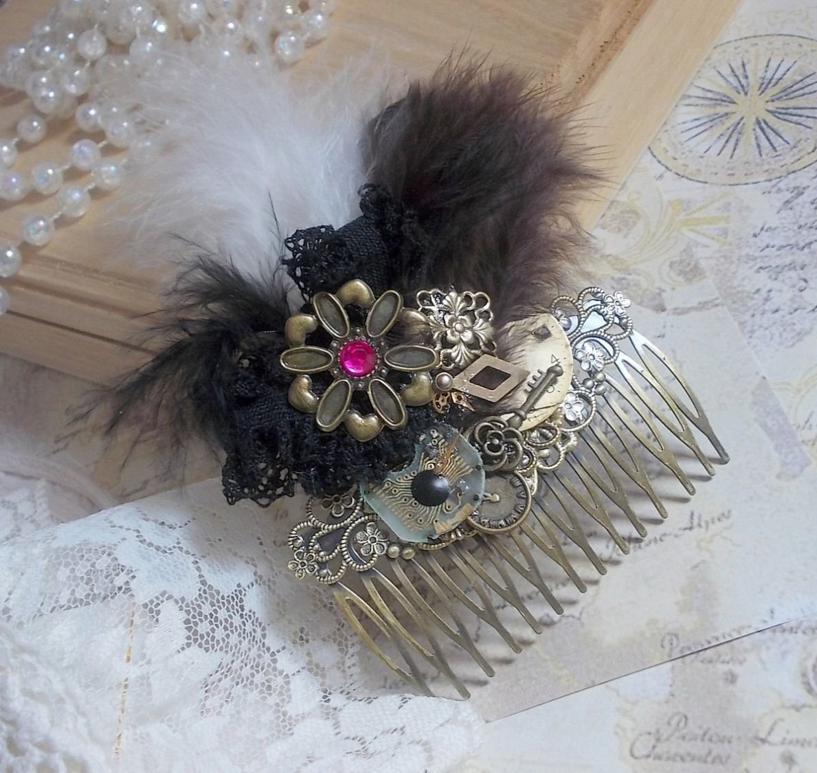 Curiosidade Pente de cabelo Time criado com renda preta, vários acessórios, encantos dourados, prateados e bronze com penas pretas, castanhas e brancas