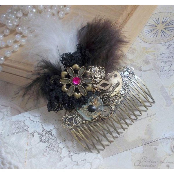Curiosidade Pente de cabelo Time criado com renda preta, v&aacute;rios acess&oacute;rios, encantos dourados, prateados e bronze com penas pretas, castanhas e brancas