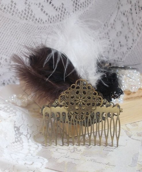 Curiosidade Pente de cabelo Time criado com renda preta, v&aacute;rios acess&oacute;rios, encantos dourados, prateados e bronze com penas pretas, castanhas e brancas