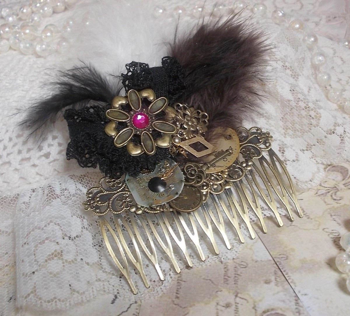 Curiosidade Pente de cabelo Time criado com renda preta, vários acessórios, encantos dourados, prateados e bronze com penas pretas, castanhas e brancas