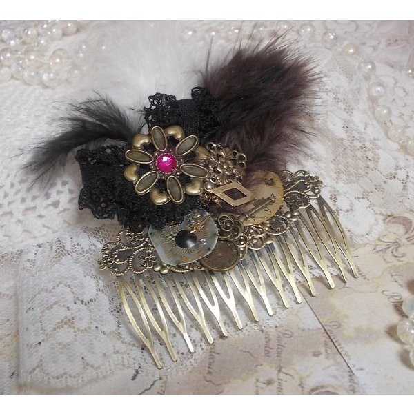 Curiosidade Pente de cabelo Time criado com renda preta, v&aacute;rios acess&oacute;rios, encantos dourados, prateados e bronze com penas pretas, castanhas e brancas