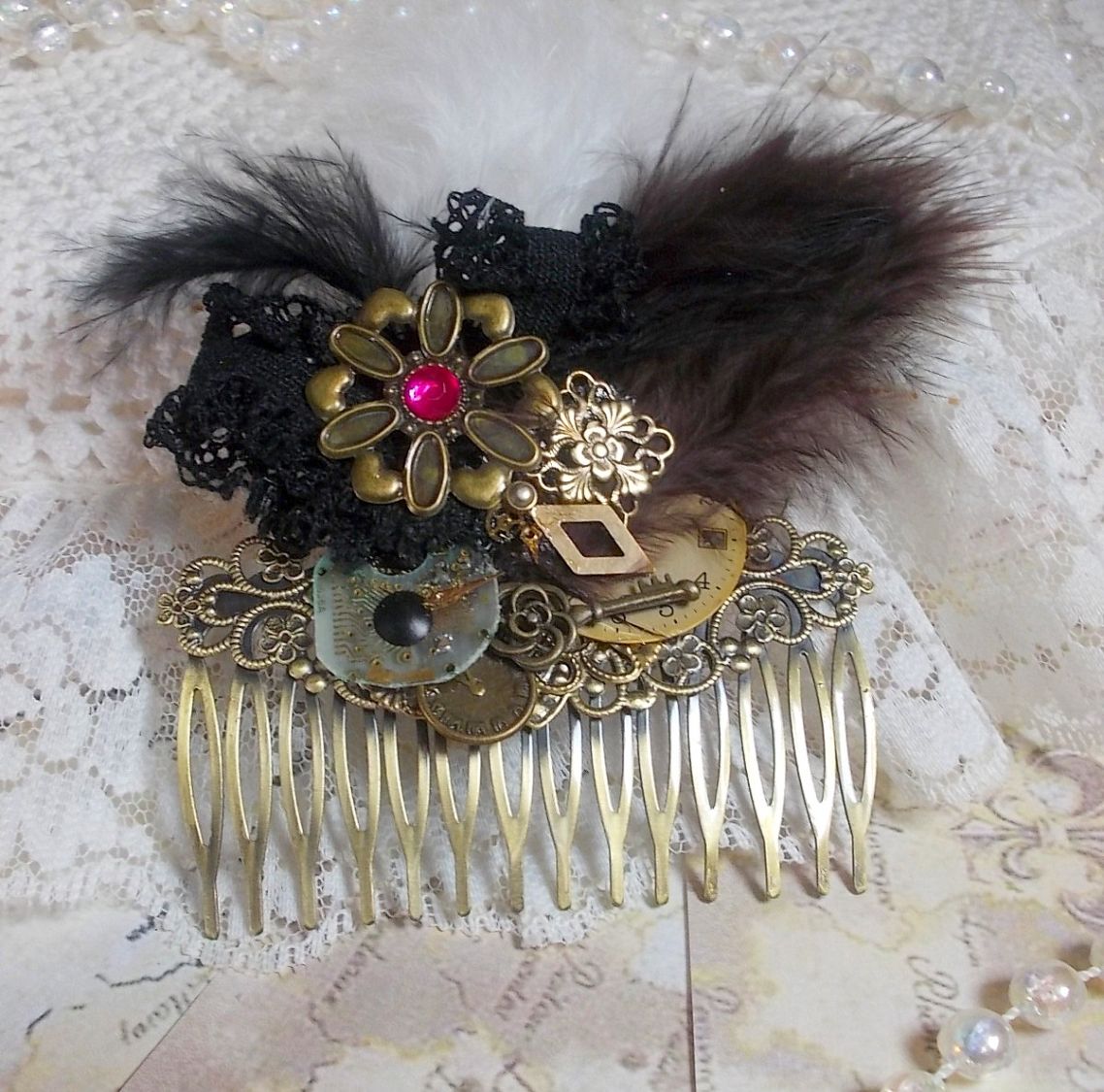 Curiosidade Pente de cabelo Time criado com renda preta, vários acessórios, encantos dourados, prateados e bronze com penas pretas, castanhas e brancas
