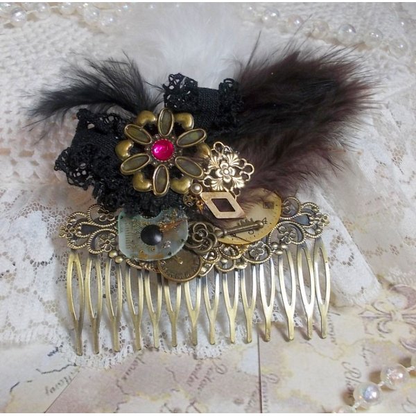 Curiosidade Pente de cabelo Time criado com renda preta, v&aacute;rios acess&oacute;rios, encantos dourados, prateados e bronze com penas pretas, castanhas e brancas