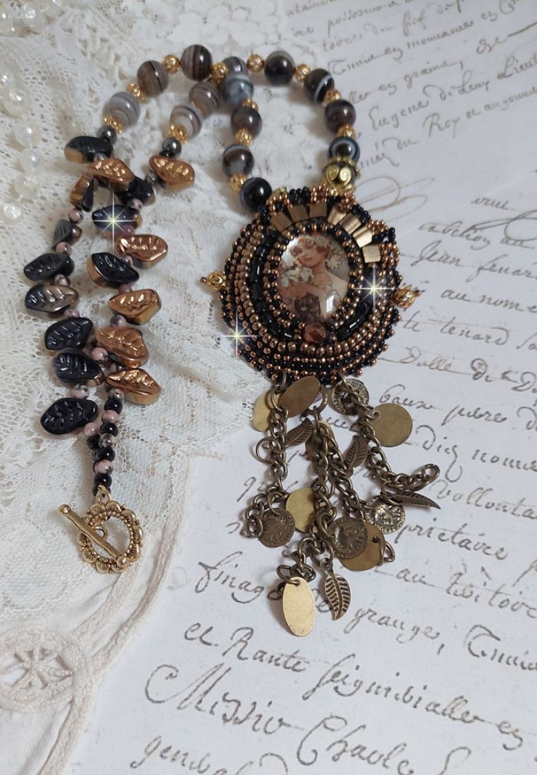 Colar Aube bordado com um camafeu de retrato de mulher com flores e pérolas de pedra preciosa
