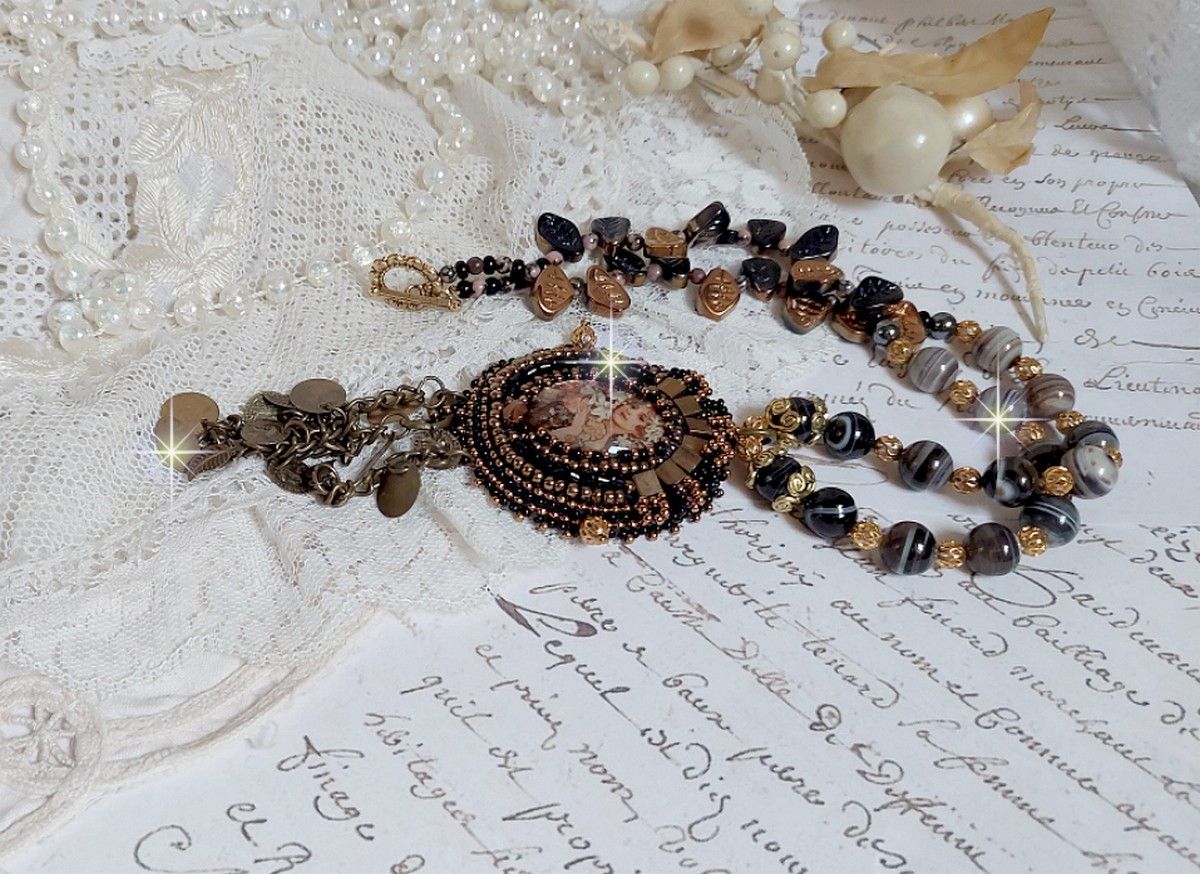 Colar Aube bordado com um camafeu de retrato de mulher com flores e pérolas de pedra preciosa