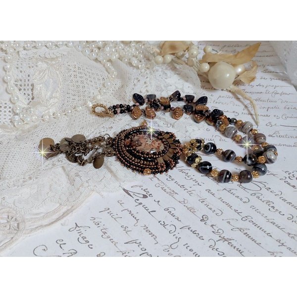 Colar Aube bordado com um camafeu de retrato de mulher com flores e p&eacute;rolas de pedra preciosa