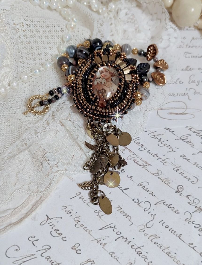 Colar Aube bordado com um camafeu de retrato de mulher com flores e pérolas de pedra preciosa