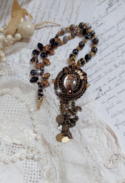 Colar Aube bordado com um camafeu de retrato de mulher com flores e p&eacute;rolas de pedra preciosa