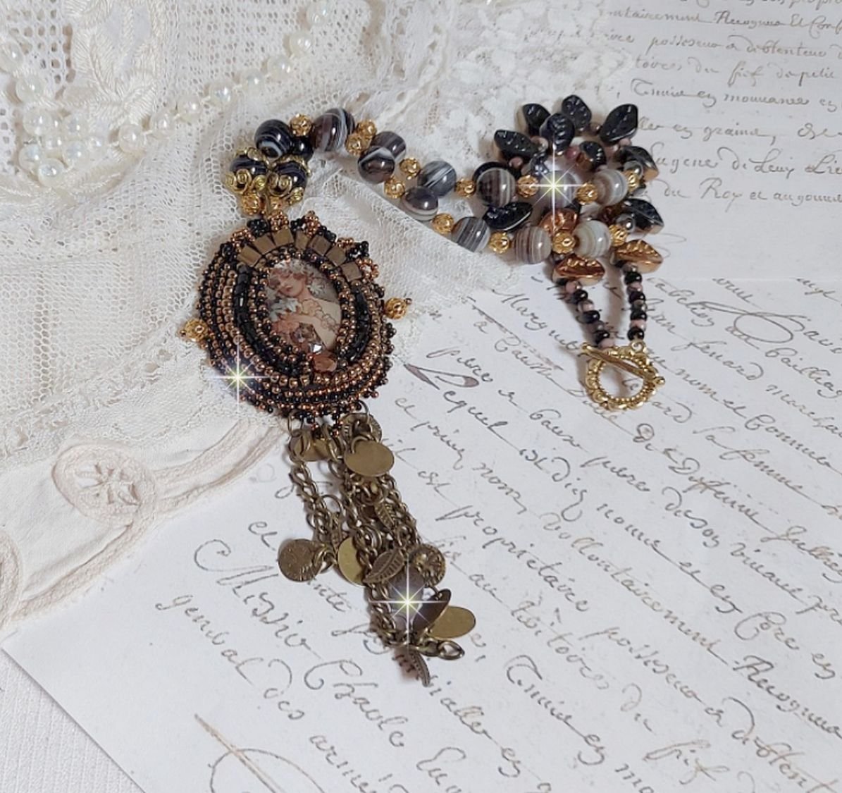 Colar Aube bordado com um camafeu de retrato de mulher com flores e pérolas de pedra preciosa