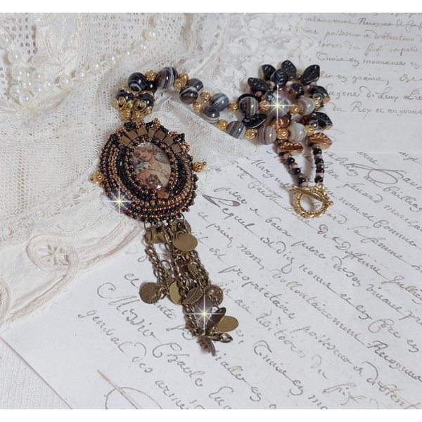 Colar Aube bordado com um camafeu de retrato de mulher com flores e p&eacute;rolas de pedra preciosa