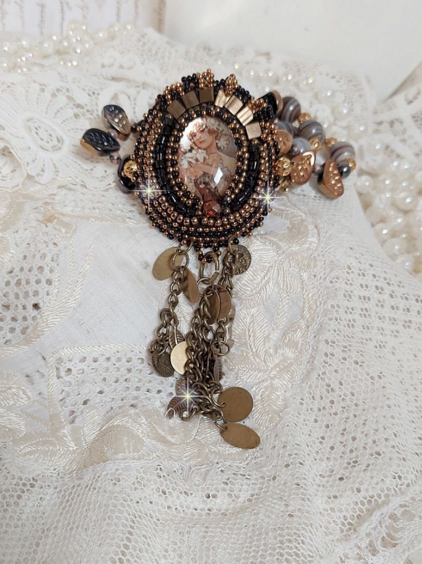 Colar Aube bordado com um camafeu de retrato de mulher com flores e pérolas de pedra preciosa