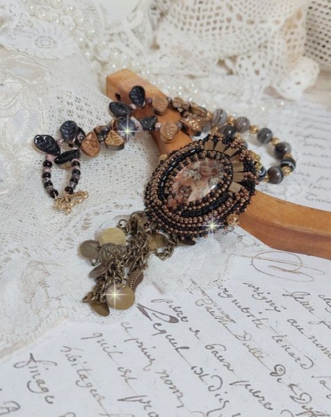 Colar Aube bordado com um camafeu de retrato de mulher com flores e p&eacute;rolas de pedra preciosa