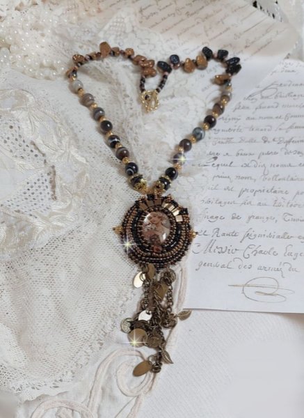 Colar Aube bordado com um camafeu de retrato de mulher com flores e p&eacute;rolas de pedra preciosa