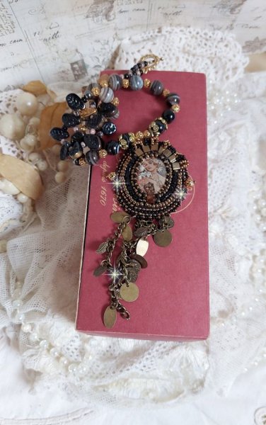 Colar Aube bordado com um camafeu de retrato de mulher com flores e p&eacute;rolas de pedra preciosa