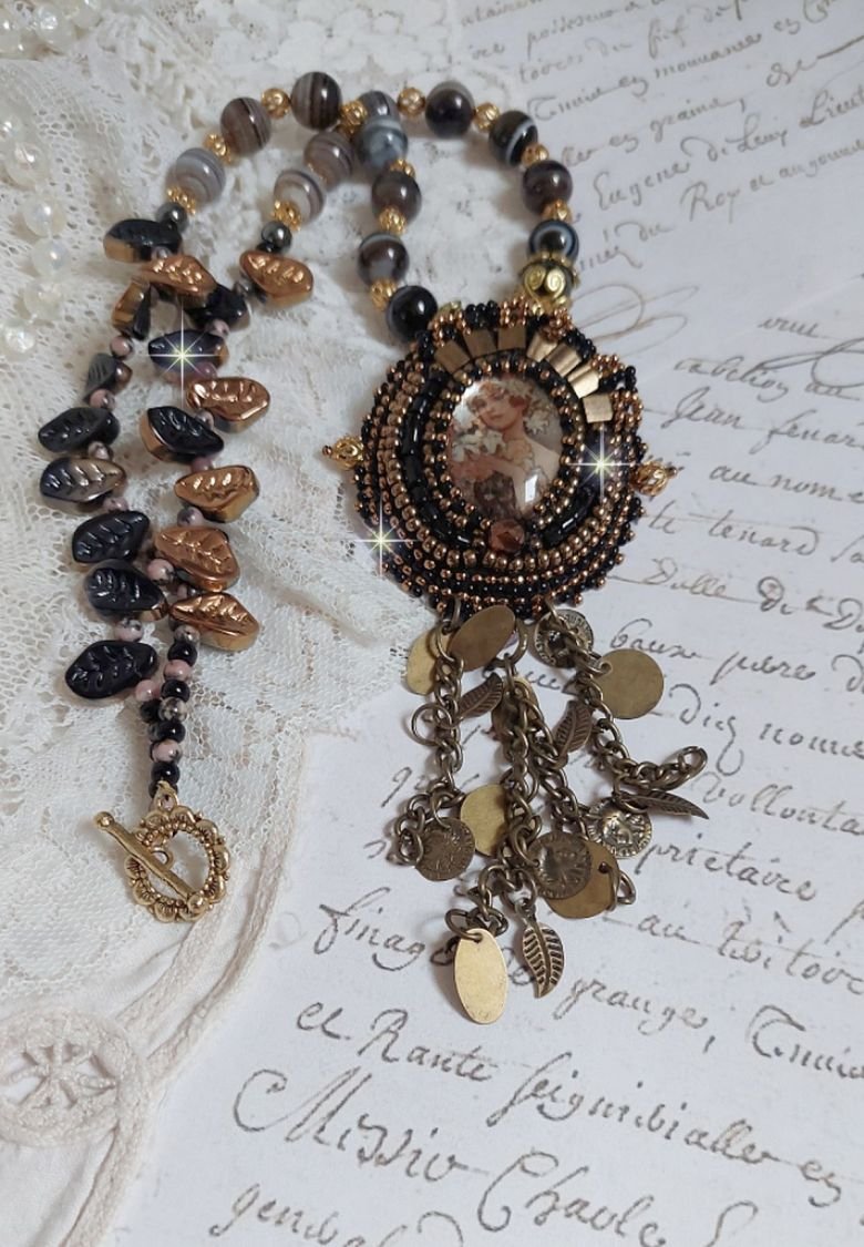 Colar Aube bordado com um camafeu de retrato de mulher com flores e pérolas de pedra preciosa