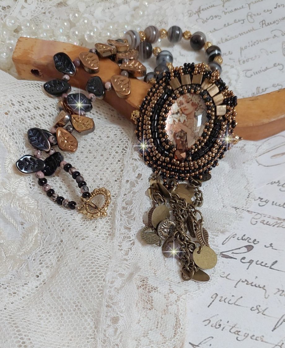 Colar Aube bordado com um camafeu de retrato de mulher com flores e pérolas de pedra preciosa