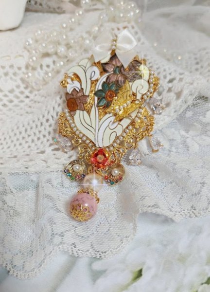 Pendentif Aurore mont&eacute; avec un motif &eacute;maill&eacute; aux couleurs du soleil &agrave; laquelle s&rsquo;ajoute perles nacr&eacute;es, breloques, poires avec Zircons, perles, ruban sur une b&eacute;li&egrave;re Argent 925 et une cha&icirc;ne plaqu&eacute; Or