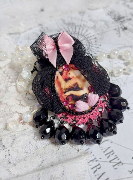 Pendentif Barbara mont&eacute; avec cabochon r&eacute;sine, pendentif m&eacute;tal, dentelle, fleurs, gouttes verres et perles cristal Swarovski