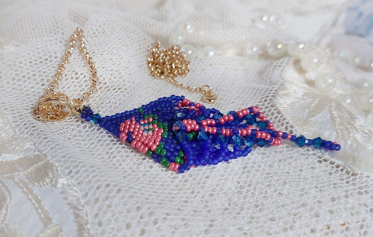 Pingente Bel'Nuit Bleue criado com contas de sementes japonesas de alta qualidade, cristais Swarovski e acessórios banhados a ouro