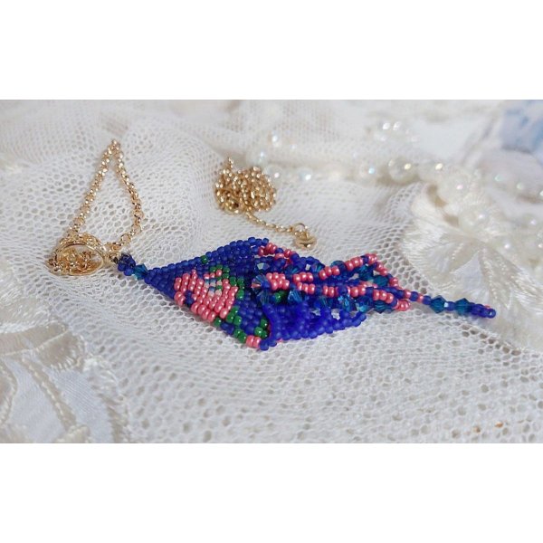 Pingente Bel'Nuit Bleue criado com contas de sementes japonesas de alta qualidade, cristais Swarovski e acessórios banhados a ouro