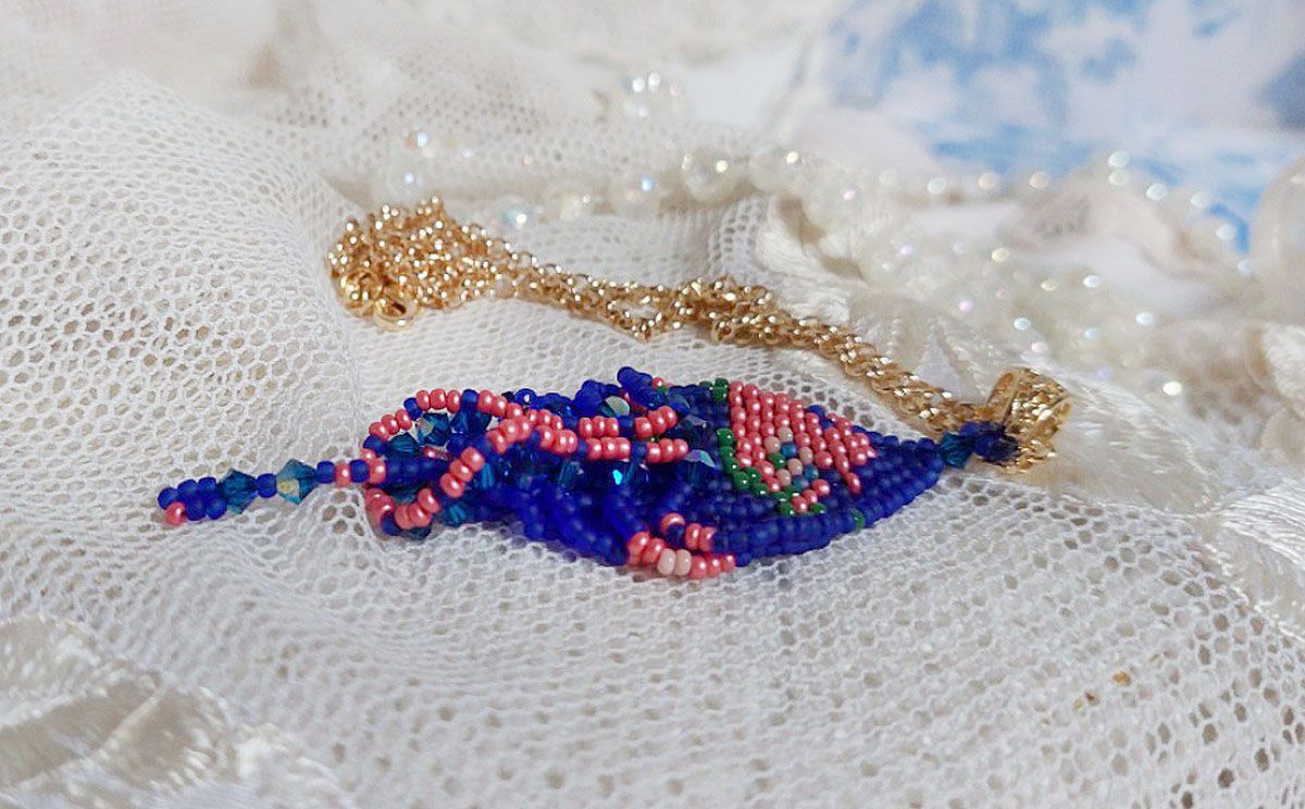 Pingente Bel'Nuit Bleue criado com contas de sementes japonesas de alta qualidade, cristais Swarovski e acessórios banhados a ouro