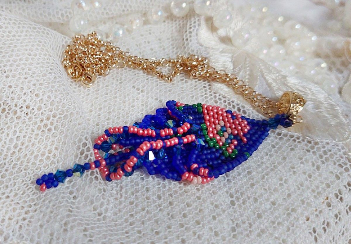 Pingente Bel'Nuit Bleue criado com contas de sementes japonesas de alta qualidade, cristais Swarovski e acessórios banhados a ouro