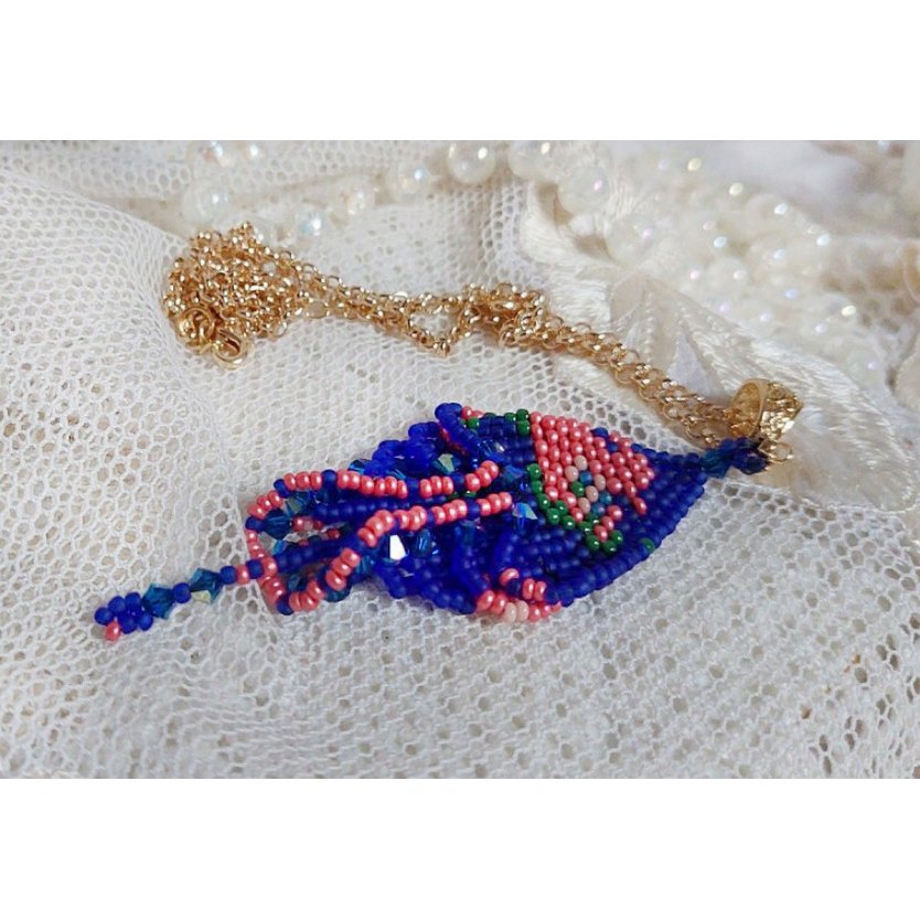 Pingente Bel'Nuit Bleue criado com contas de sementes japonesas de alta qualidade, cristais Swarovski e acessórios banhados a ouro