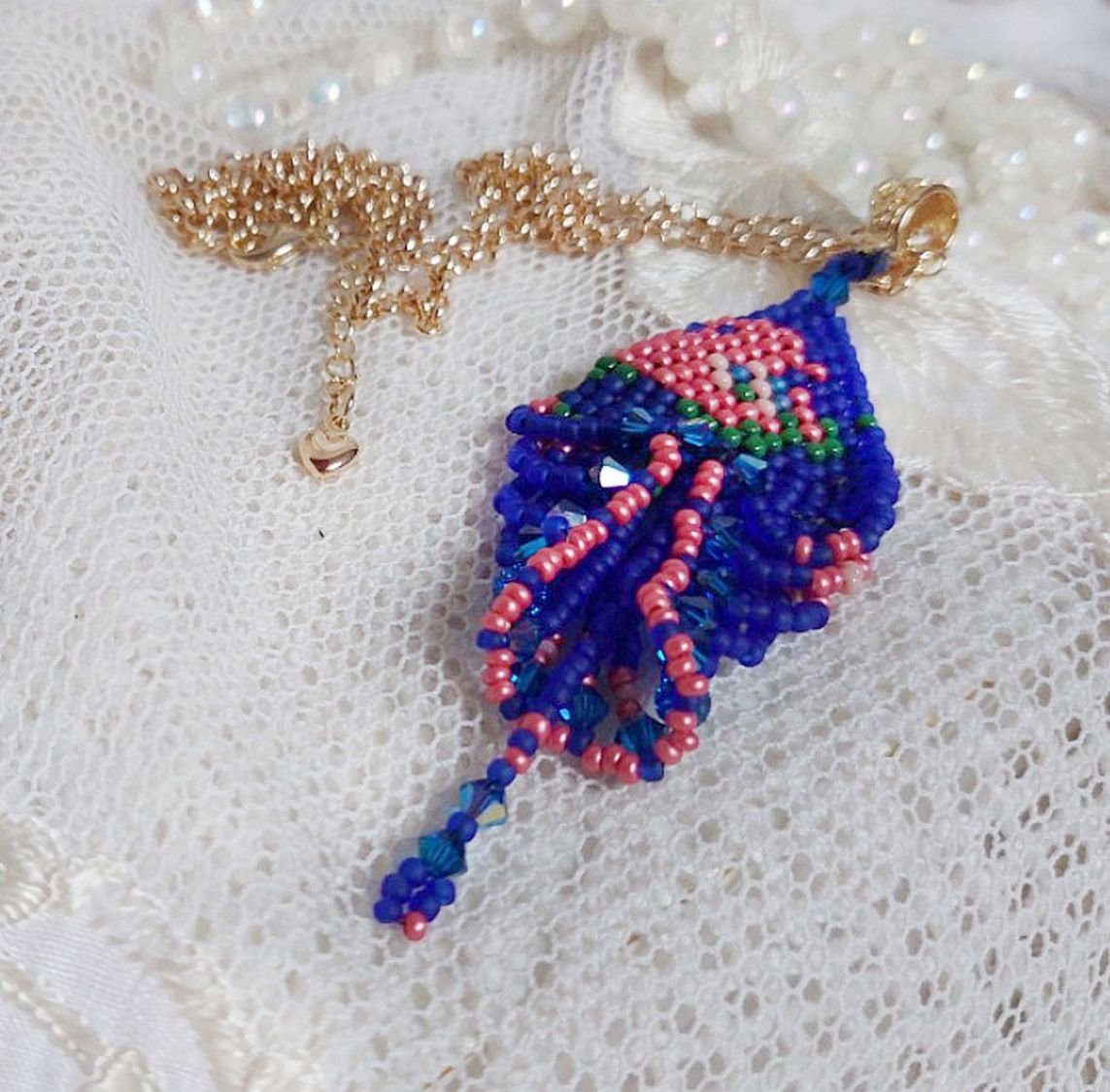 Pingente Bel'Nuit Bleue criado com contas de sementes japonesas de alta qualidade, cristais Swarovski e acessórios banhados a ouro
