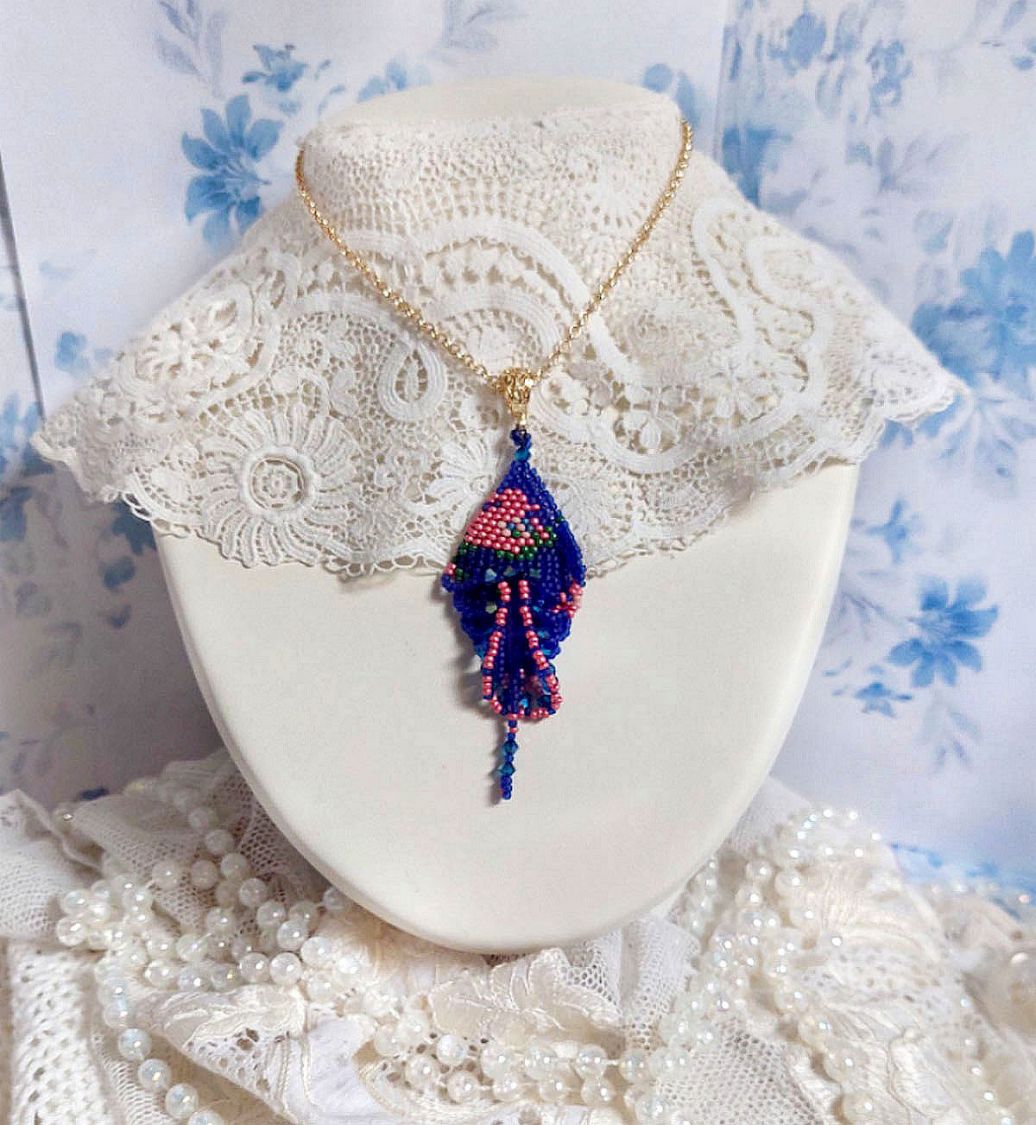 Pingente Bel'Nuit Bleue criado com contas de sementes japonesas de alta qualidade, cristais Swarovski e acessórios banhados a ouro