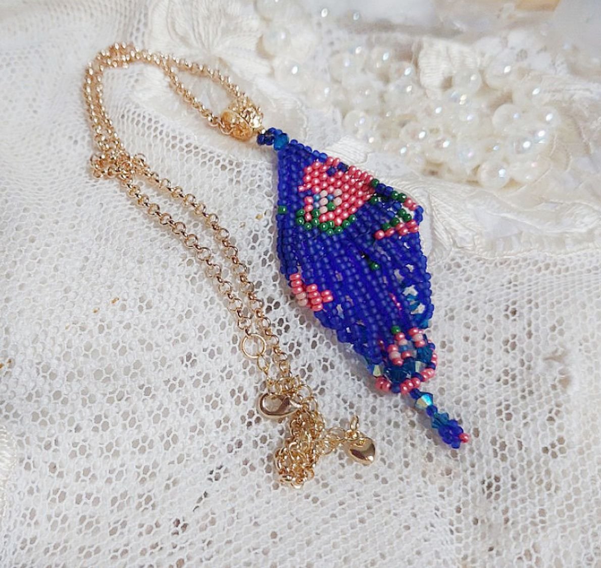 Pingente Bel'Nuit Bleue criado com contas de sementes japonesas de alta qualidade, cristais Swarovski e acessórios banhados a ouro