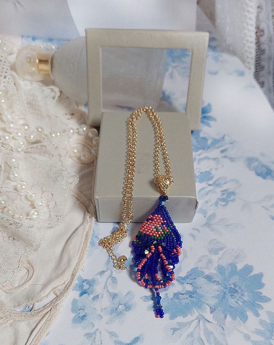 Pingente Bel'Nuit Bleue criado com contas de sementes japonesas de alta qualidade, cristais Swarovski e acessórios banhados a ouro