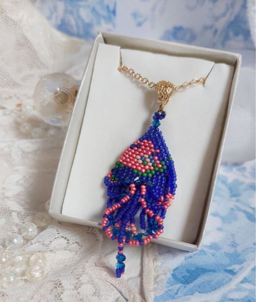 Pingente Bel'Nuit Bleue criado com contas de sementes japonesas de alta qualidade, cristais Swarovski e acess&oacute;rios banhados a ouro
