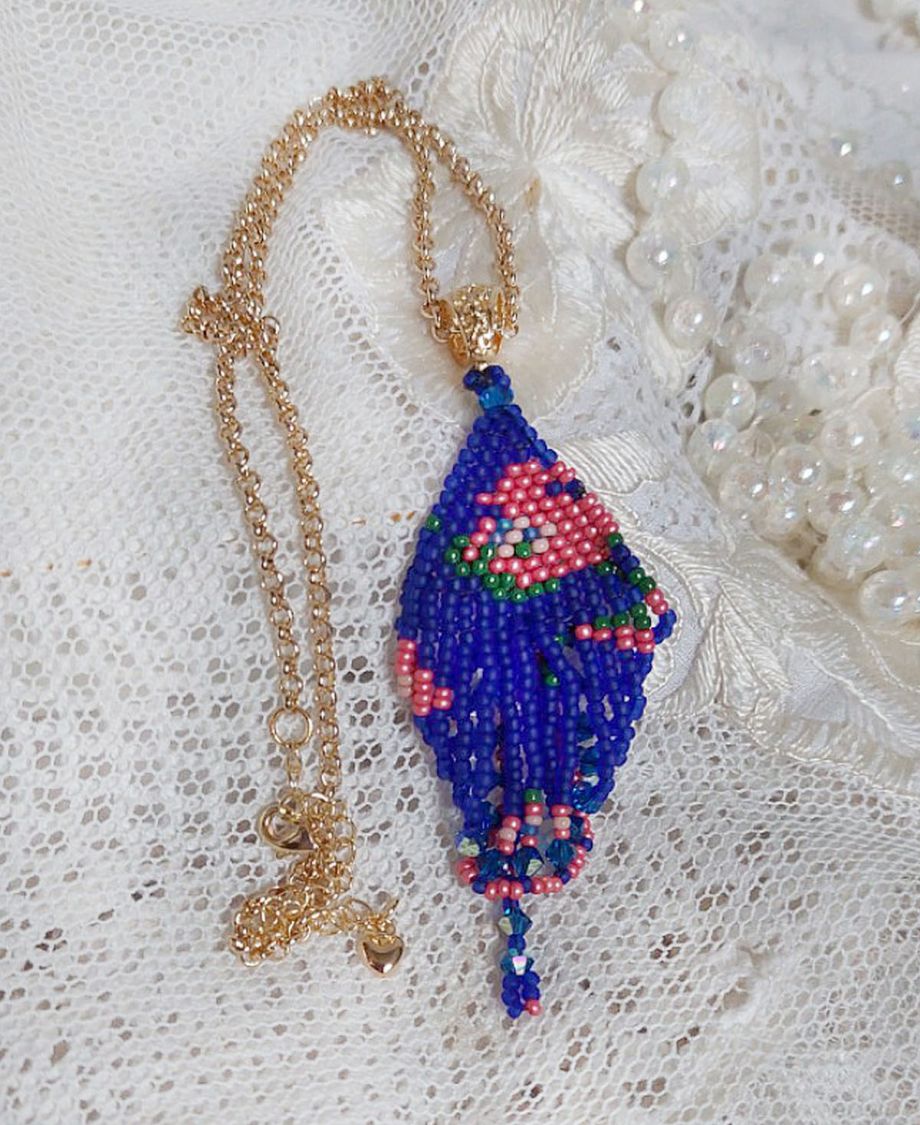 Pingente Bel'Nuit Bleue criado com contas de sementes japonesas de alta qualidade, cristais Swarovski e acessórios banhados a ouro