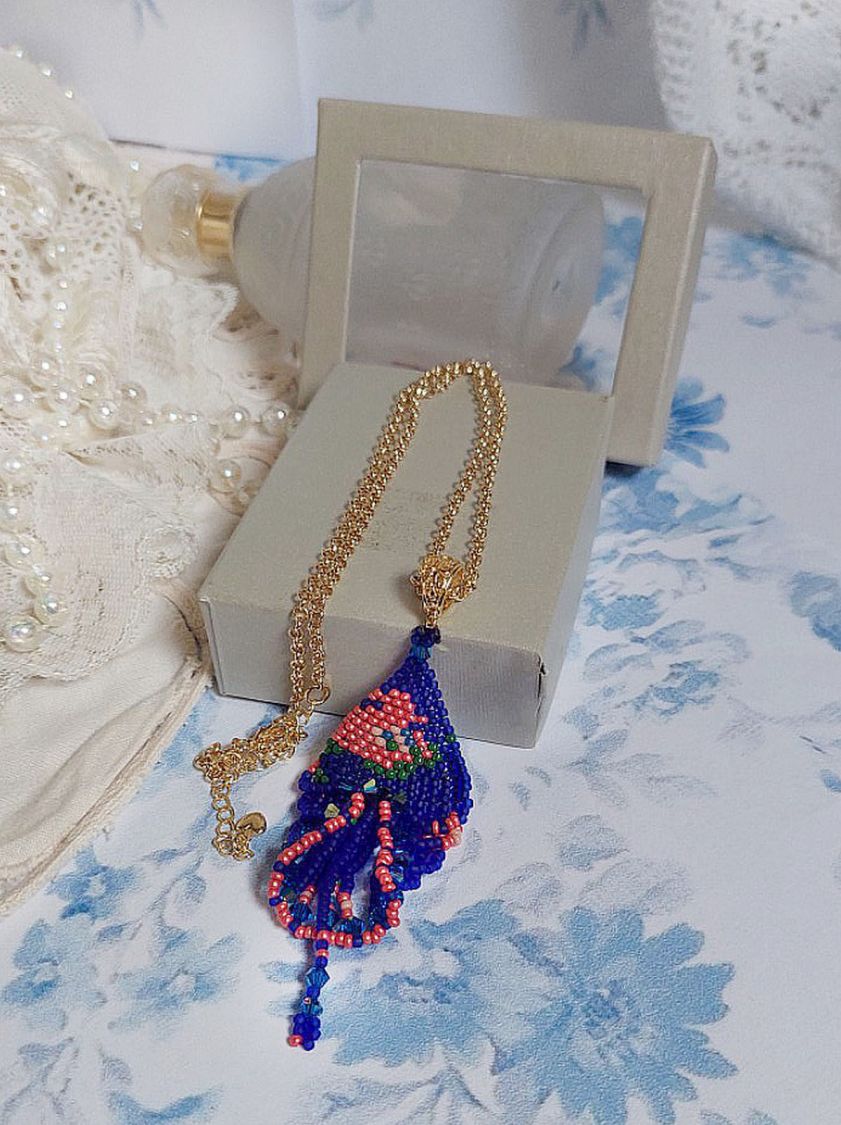 Pingente Bel'Nuit Bleue criado com contas de sementes japonesas de alta qualidade, cristais Swarovski e acessórios banhados a ouro