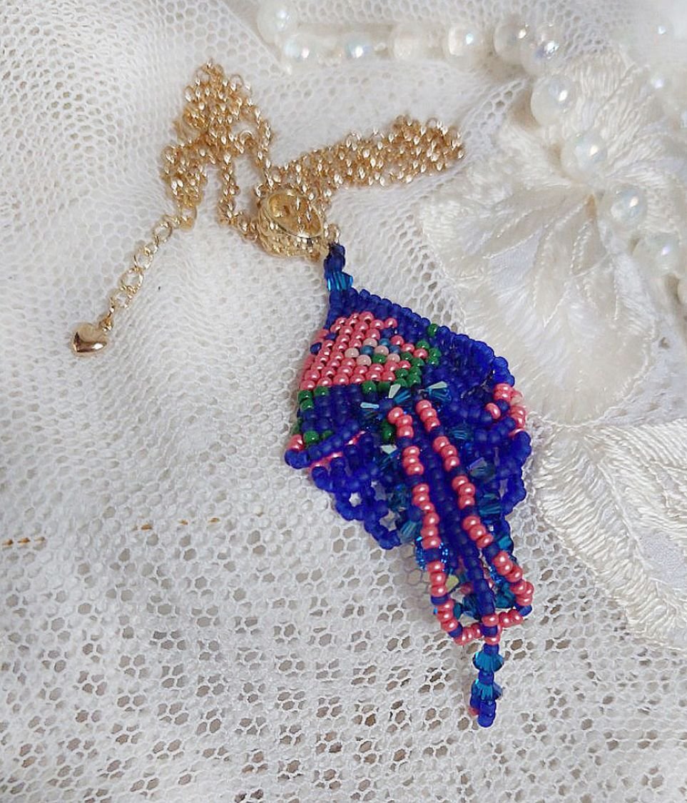 Pingente Bel'Nuit Bleue criado com contas de sementes japonesas de alta qualidade, cristais Swarovski e acessórios banhados a ouro