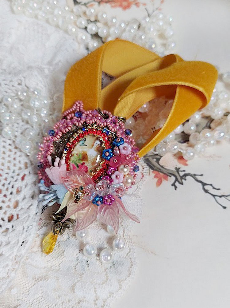 Pendentif Belle Classe brodé avec ruban, cabochon verre, strass, étamines et perles cristal Swarovski