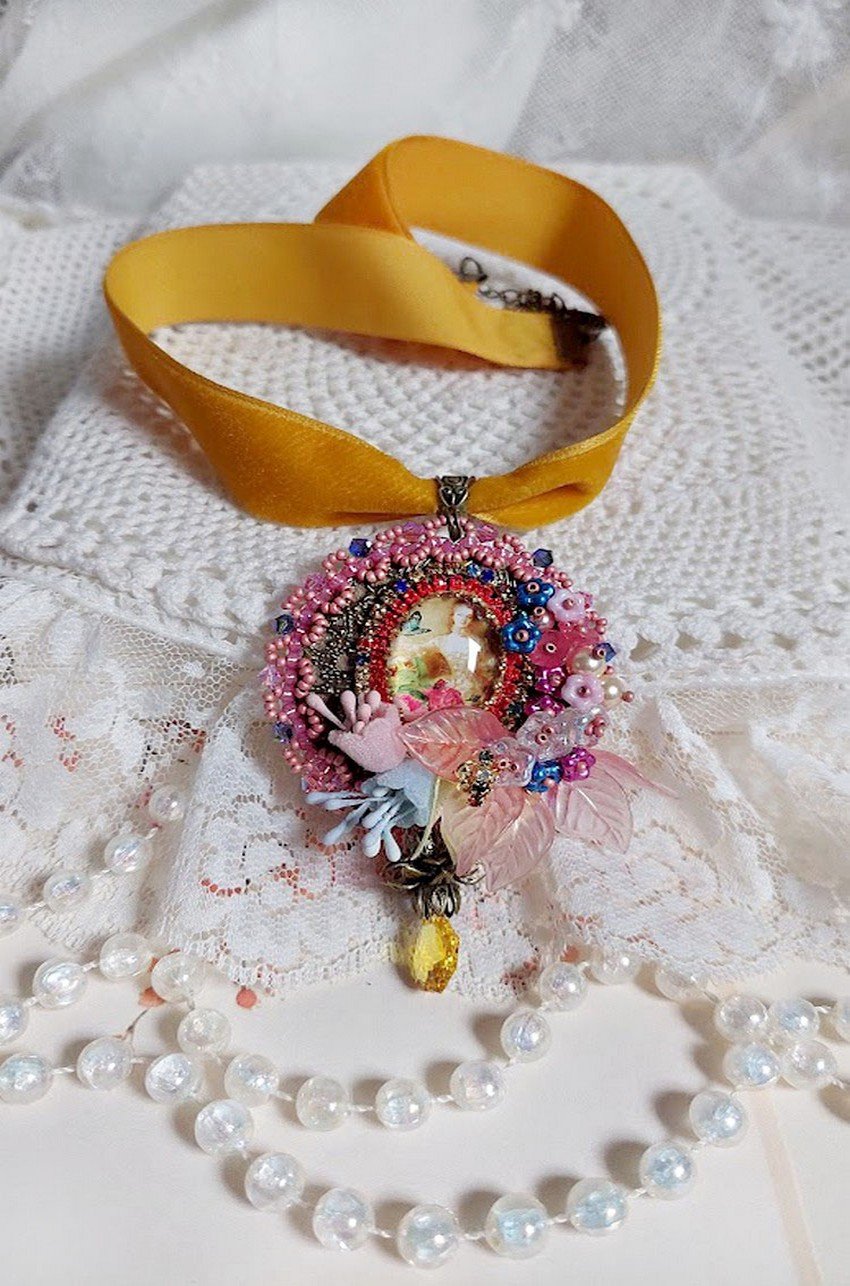 Pendentif Belle Classe brodé avec ruban, cabochon verre, strass, étamines et perles cristal Swarovski