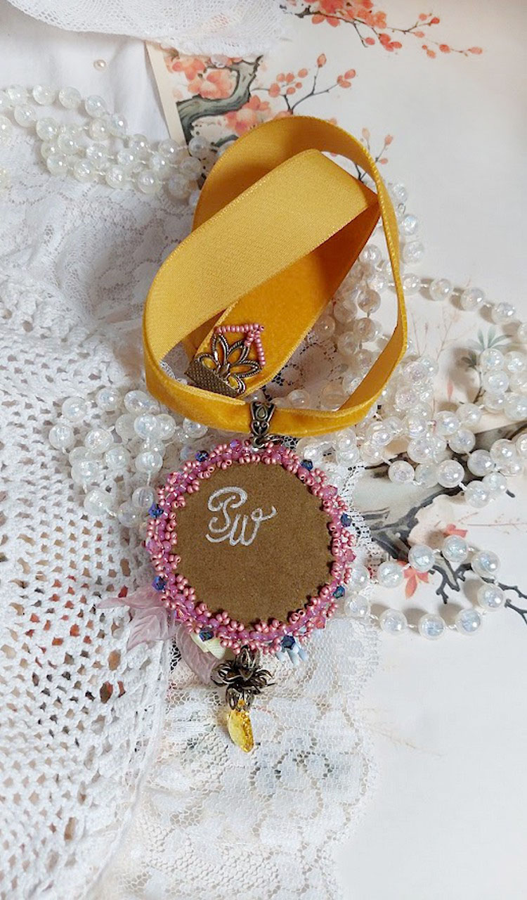 Pendentif Belle Classe brodé avec ruban, cabochon verre, strass, étamines et perles cristal Swarovski