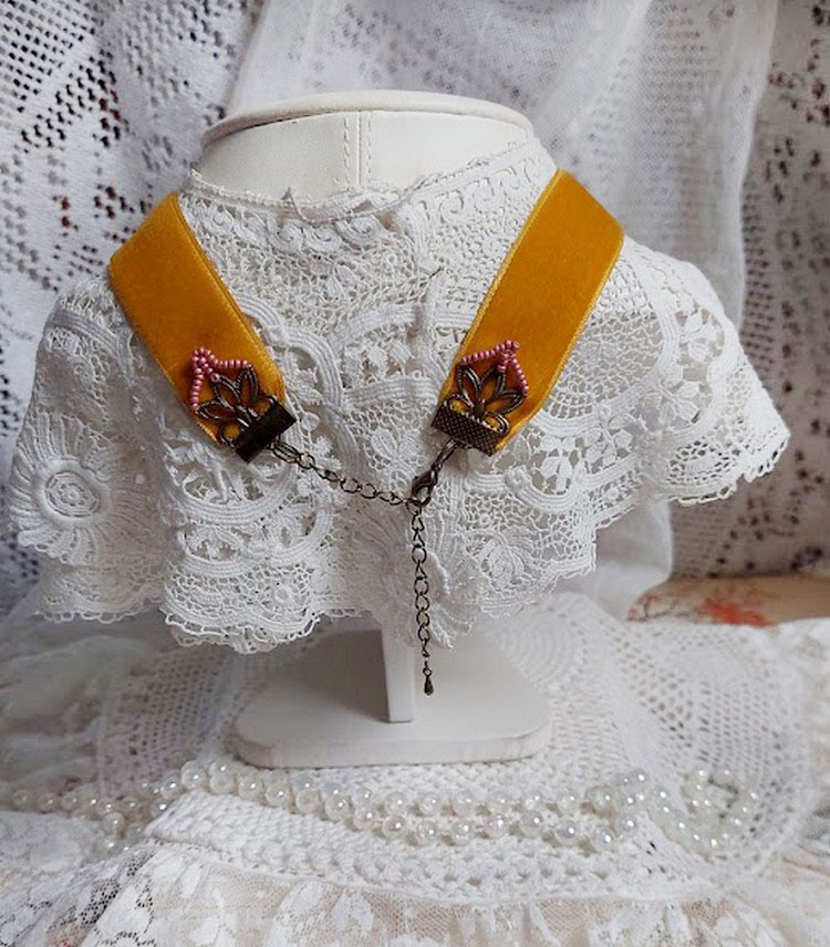 Pendentif Belle Classe brodé avec ruban, cabochon verre, strass, étamines et perles cristal Swarovski