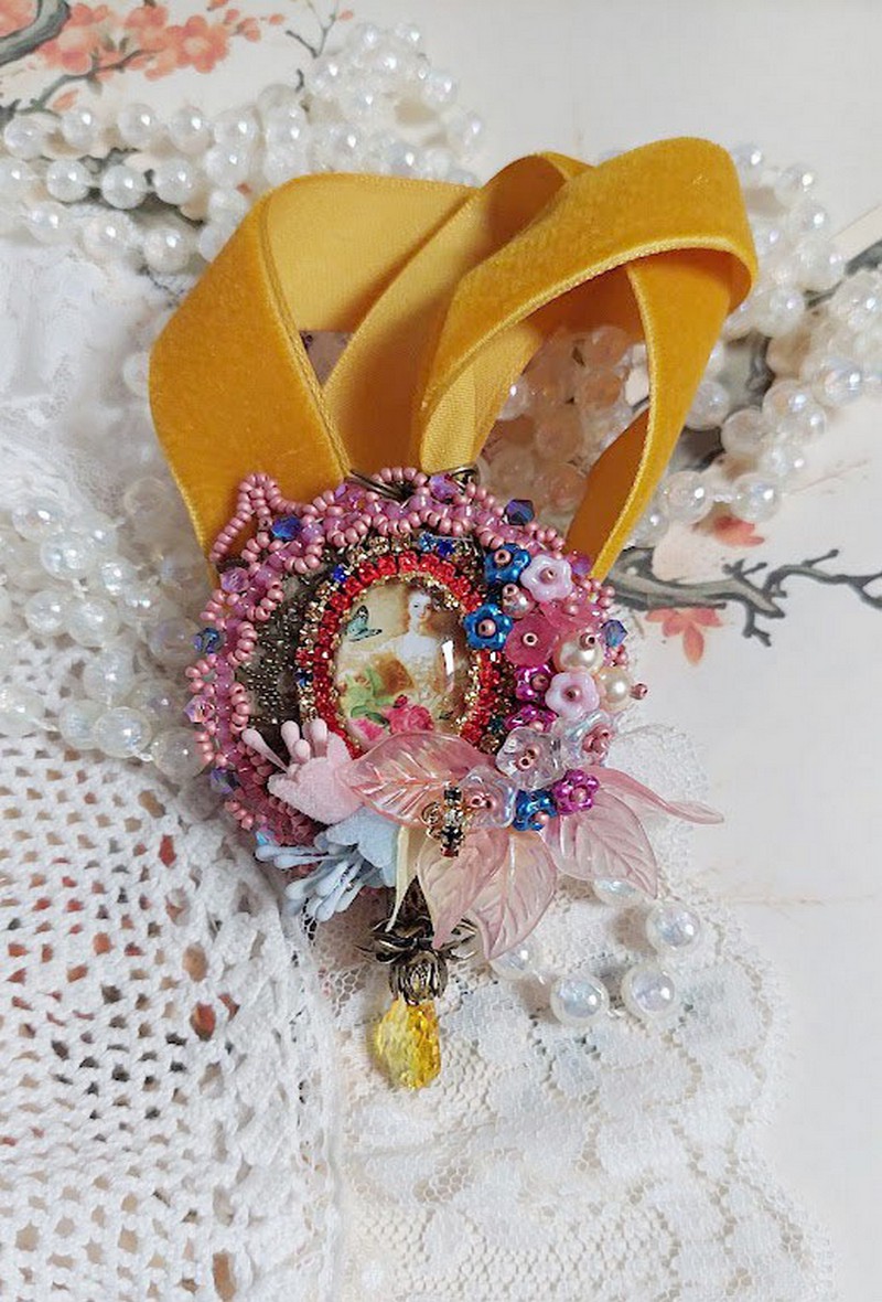 Pendentif Belle Classe brodé avec ruban, cabochon verre, strass, étamines et perles cristal Swarovski