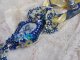 Colar pendente Haute-Couture Blue Palace com contas de sementes coloridas e cristais Swarovski