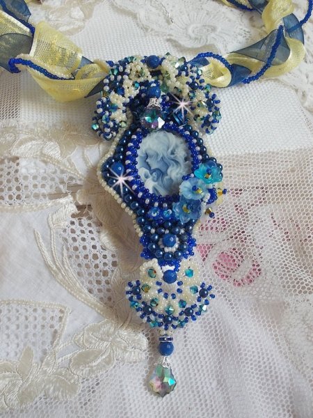 Colar pendente Haute-Couture Blue Palace com contas de sementes coloridas e cristais Swarovski
